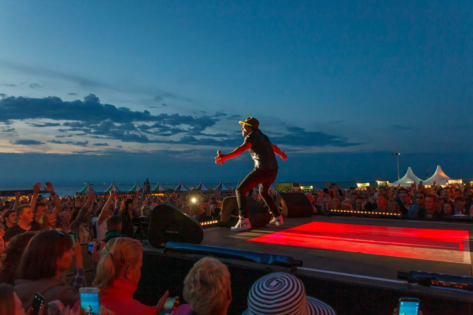 Performer op festival podium bij zee
