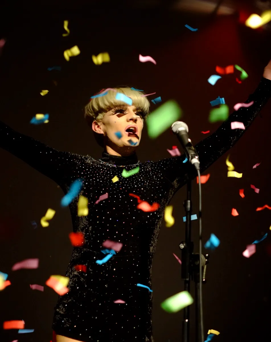 Performer met confetti